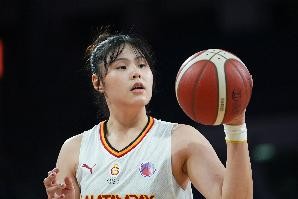 26岁媒体人谈李月汝：男女篮唯一在海外闯荡的国手 加油！