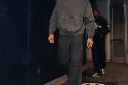 体育资讯-霸气十足！雄鹿社媒晒字母哥步入今日比赛场馆的瞬间