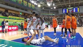 体育资讯-惨烈！王少杰鼻子被打出血被迫下场治疗引关注 杜锋脸如铁色